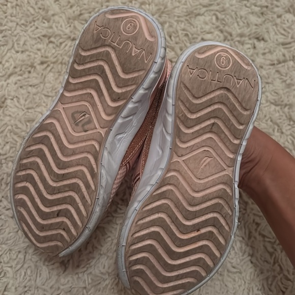 Girls nautica shoes size 9 stretchable very comfortable - Picture 5 of 5